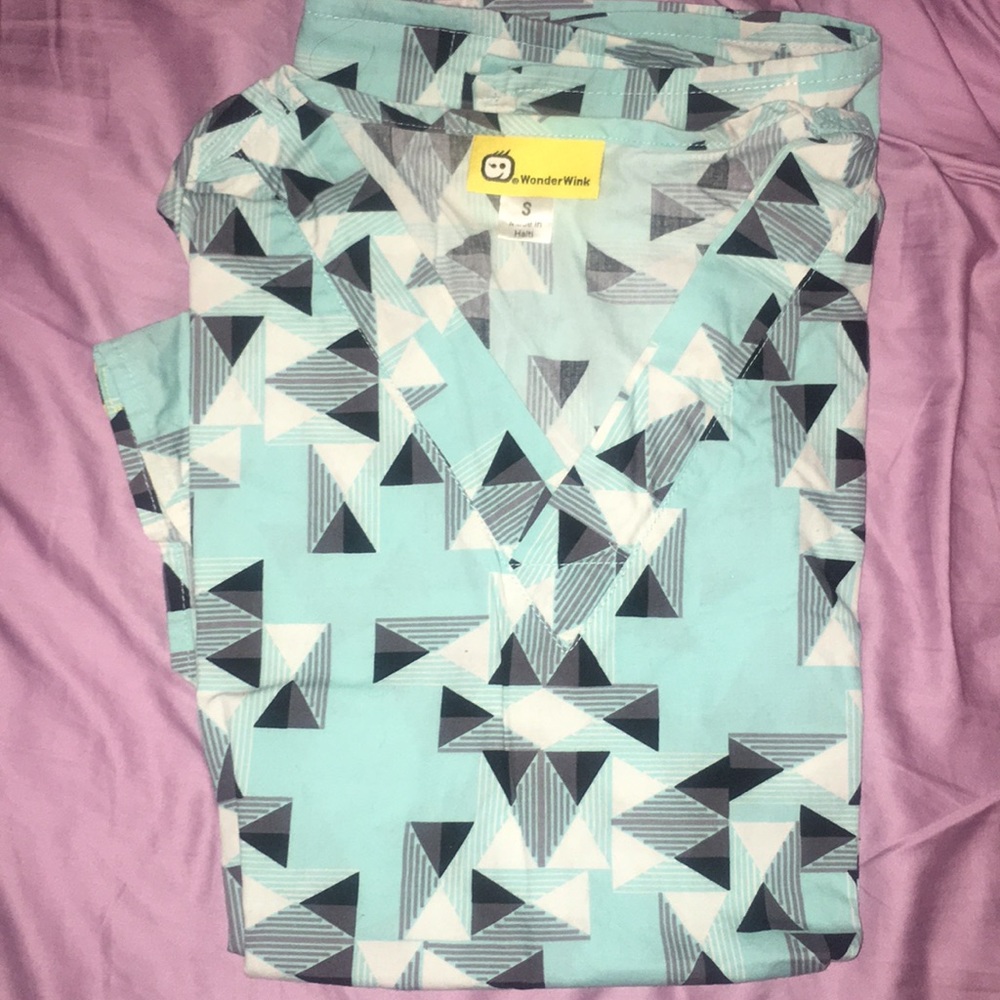 Wonder wink scrub top